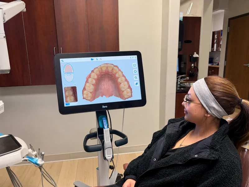 A patient watches her completed iTero scan on the chairside screen